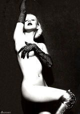 高清组图：克里斯蒂娜全裸登上封面 将办巡演