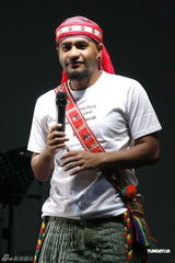 组图：张震岳个唱凸显原住民 亲手作手环送歌迷