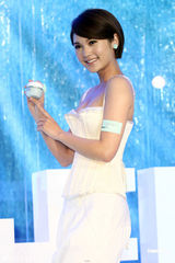 组图：杨丞琳低胸代言破封奶说 露沟大秀身材 