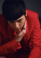 高清图：冯铭潮写真奔放不羁 雅痞范儿造型潮味十足