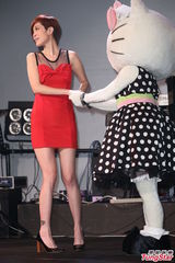 组图：陈珊妮见Kitty忘情卖萌