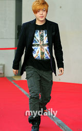 组图：张赫等出席娱乐公司合作协议签署仪式