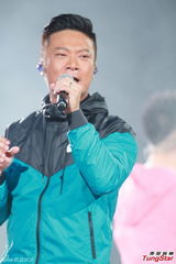 组图：古惑仔五子开唱显本色 伊健小春示爱太太