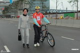 组图：邓兆尊兄妹参与单车赛 毛舜筠将再拍喜剧