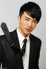 组图：许诺白领正装造型帅气干练