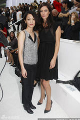 组图：周迅亮相巴黎时装周 马甲裤装休闲帅气