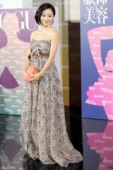 组图：江一燕变身才女作家 知性优雅亮相时尚派对