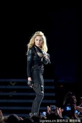 组图：麦当娜瑞典开唱 与舞伴床战拔枪引尖叫