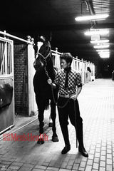 组图：吴克羣登杂志封面 半裸牵马秀胸肌