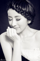 组图：刘庭羽黑白写真 裸露香肩尽显妩媚柔情