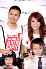 组图：Hebe亲切可爱热心公益 透露Ella赴美学英文