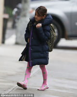 组图：小苏瑞粉红打底裤亮相 独自进学校感孤单