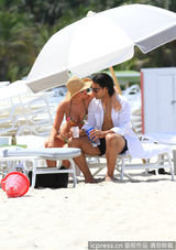 组图：球星法尔考海中爱抚娇妻 舔肚脐极度高调