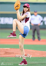 组图：Dal shabet秀彬佑熙担任棒球比赛开球嘉宾