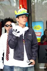 高清图：陈冠希戴卡通帽大扮可爱 最新潮店上海开张