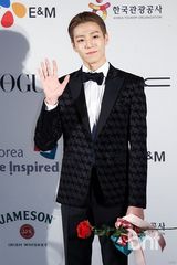 组图：韩孝珠玉泽演等众星亮相釜山电影节蓝毯