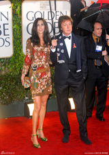 高清组图：保罗-麦卡特尼携未婚妻搞怪亮相红毯