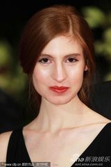 组图：《回家》柏林首映女主角阿加瑟深V黑裙抢镜