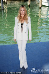 凯特-哈德森白色西服套装亮相威尼斯电影节