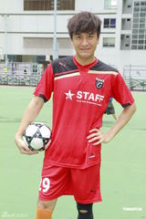 组图：马国明出席活动自曝爱踢足球