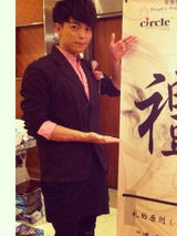 组图：林宇中助阵礼仪总决赛 裙装造型夺关注