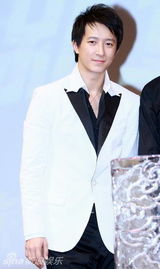 幻灯图集：韩庚帅气代言 潇洒白西装秀舞姿