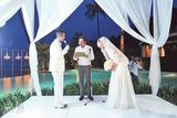 组图：郑希怡泰国结婚激吻老公 闺蜜亲密吻面