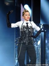 组图：麦当娜挑逗肌肉男上演致命诱惑