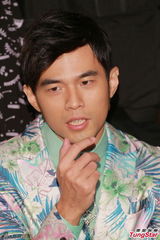 组图：周杰伦带病宣传巡演 花西服帅气抢镜