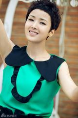 组图：拉丁舞后黄曼户外写真 个性短发帅气出镜