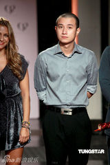 组图：文章光头亮相时尚品牌开店成全场焦点