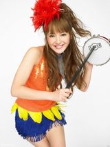 组图：佐佐木希玩变装秀 穿旗袍抱熊猫