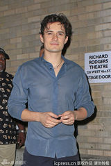 组图：奥兰多布鲁姆演剧 半透视上衣风情露点