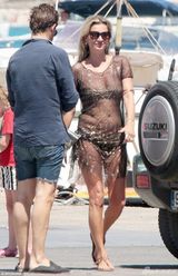 组图：39岁超模凯特莫斯现身海滩心情好秀身材