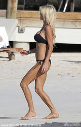 组图：女星希斯特德三点式戏水 俯身秀好身材