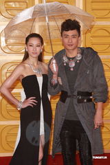 组图：徐子珊穿黑白长裙携手黄宗泽进场