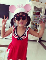 组图：54岁汤镇业4岁双胞胎女儿近照曝光