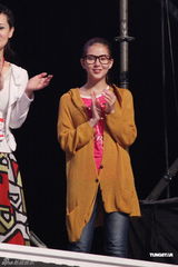 组图：萧亚轩昆凌等港台百位明星同台为公益开唱