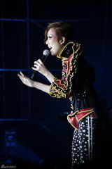 幻灯图集：郑秀文纪念入行20年 连换八套造型玩百变