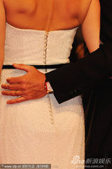 组图：老牌007布鲁斯南帅气现身威尼斯美女环绕