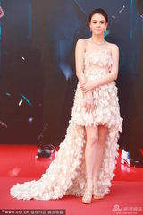 组图：群星亮相金像红毯 汤唯领衔众女星斗艳