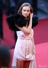 组图：《过往》首映 女主角深V露奶秀美腿