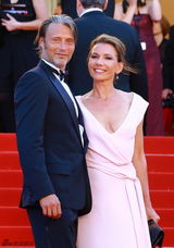 组图：戛纳电影节闭幕式红毯 章子怡走光