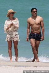 组图：球星法尔考海中爱抚娇妻 舔肚脐极度高调