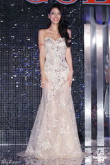 组图：Angelababy台北走秀 暗示与黄晓明感情稳定