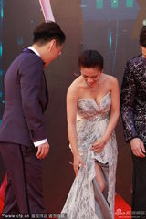 组图：金像红毯比一比 女神们全穿错了！