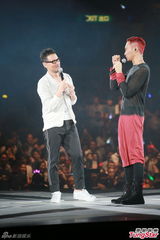 组图：张智霖红磡演唱会 切蛋糕为张学友庆生