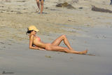 组图：巴西超模安布罗休比基尼戏水大秀酮体