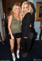 组图：瑞塔-奥拉真空装现身派对 秀八字奶险走光