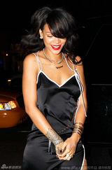 组图：蕾哈娜秀沟性感火辣 粉丝求合影敷衍应对